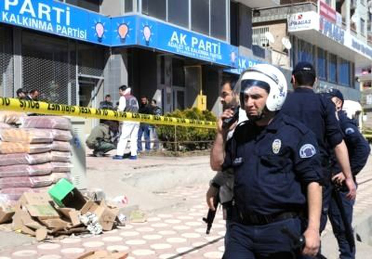 Diyarbakır\'da AK Parti Binasına Yapılan Saldırı