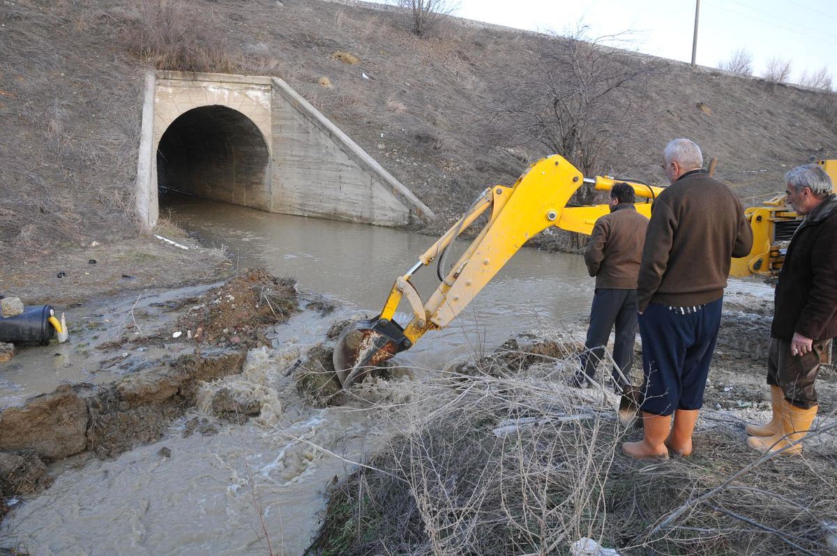 Eriyen Kar Suları Tehlike Saçıyor
