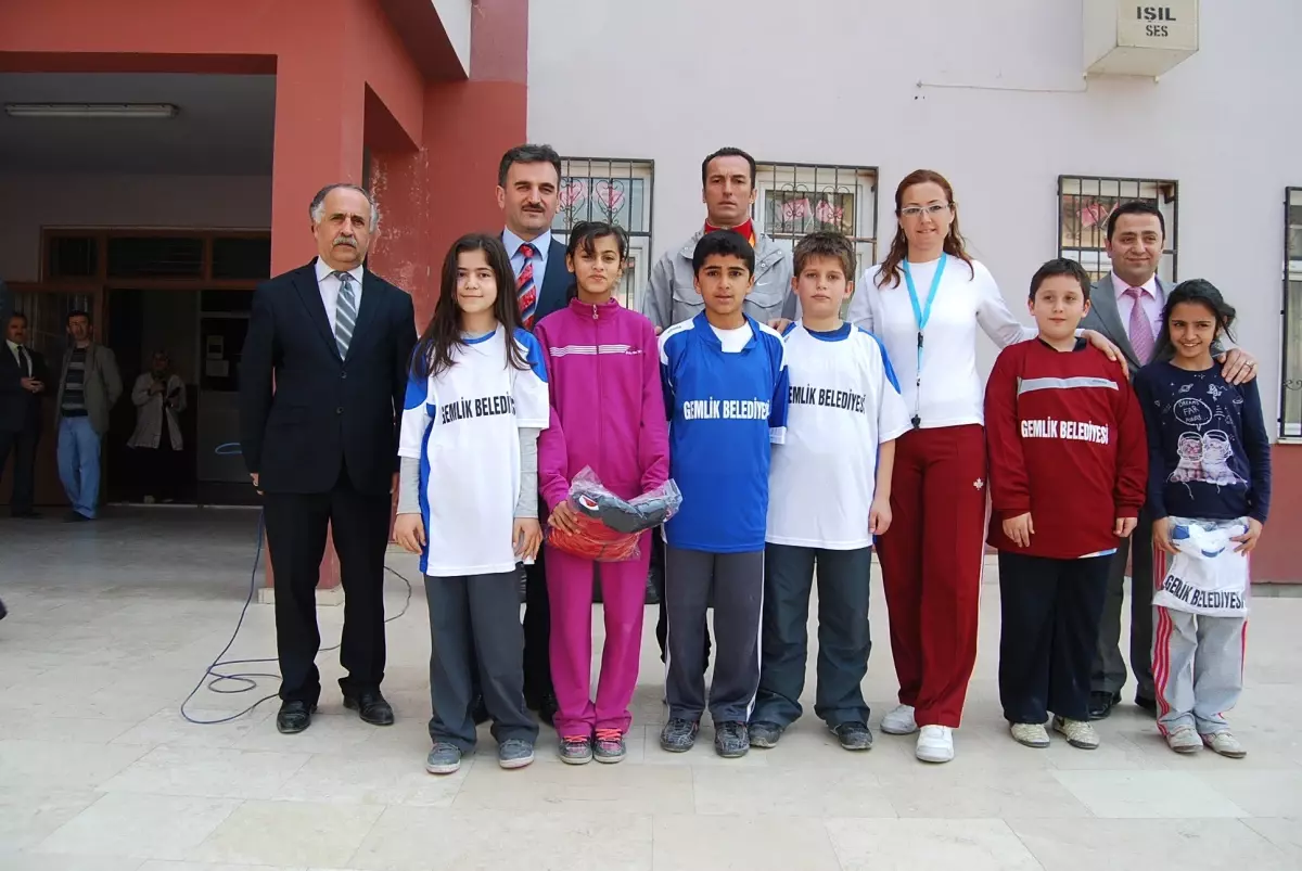 Gemlik Belediyesi'nden Öğrencilere Forma