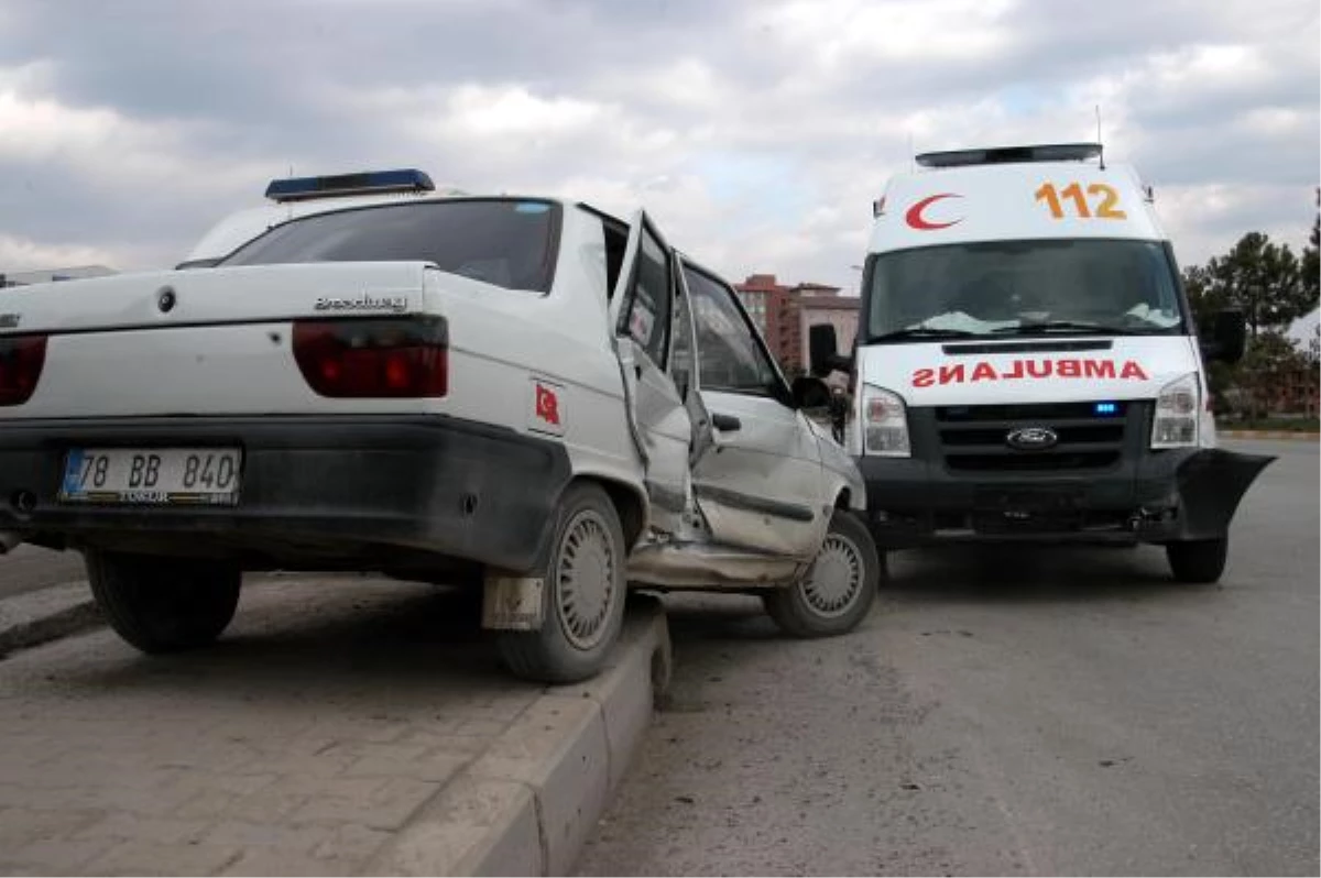 Hasta Almaya Giden Ambulans Otomobile Çarptı