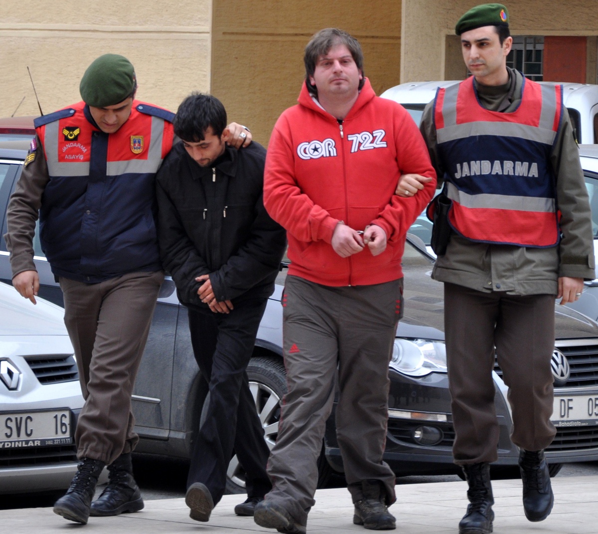 İnek Hırsızları Güvenlik Kamerasına Takıldı