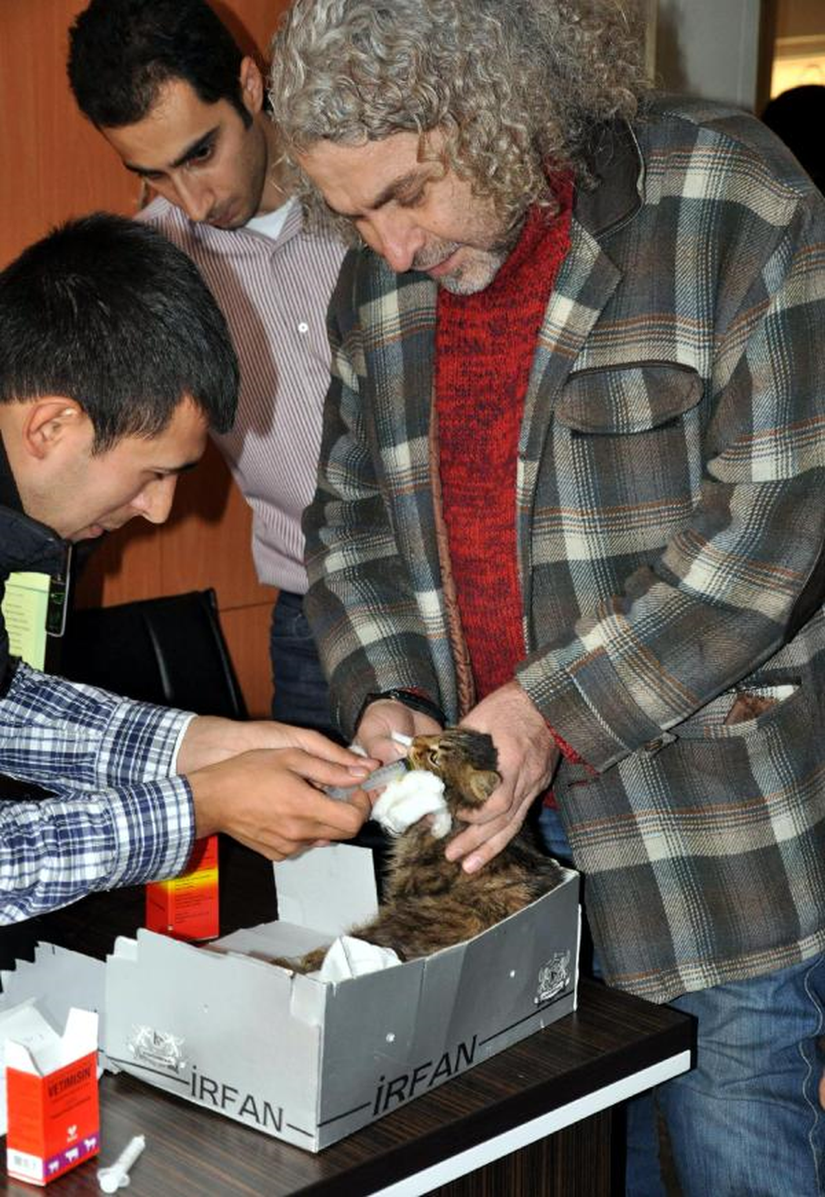 İnsafsız Sürücü Çarptı, Esnaf Tedavi Ettirdi