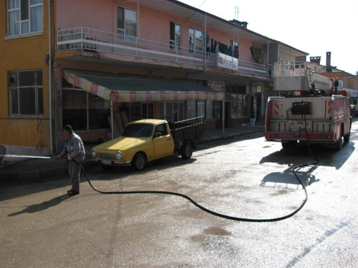 Keles\'te Yollar Yıkanıyor