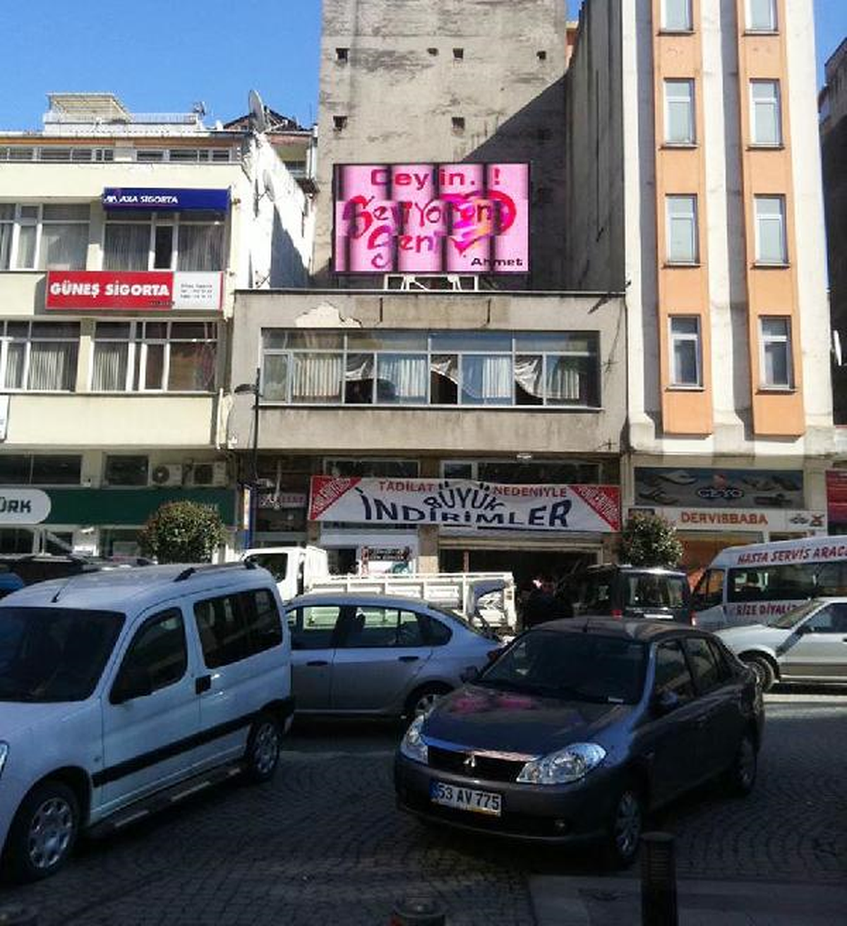 Kız Arkadaşına Kendini Affetirmek İçin İlan Verdi