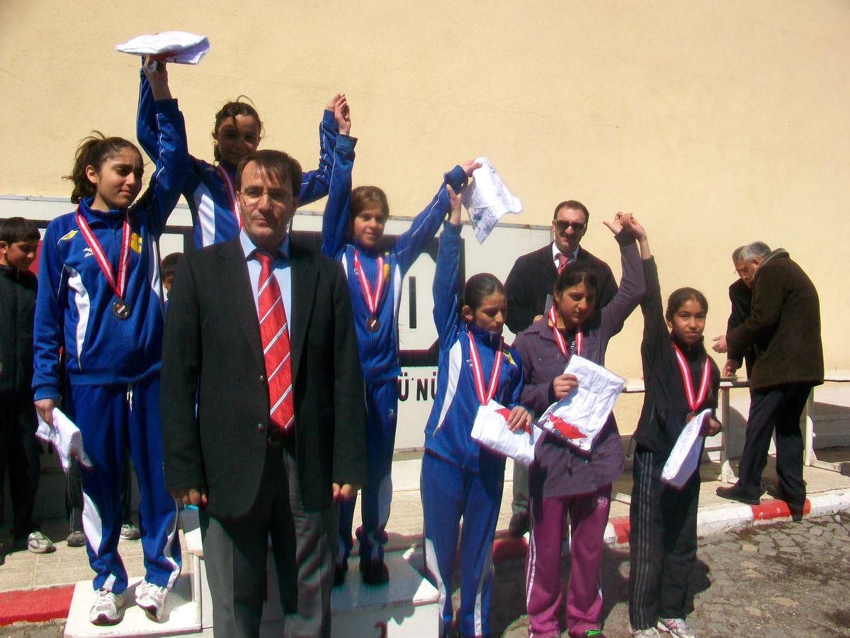 Minik Atletlerin Zorlu Yarışı
