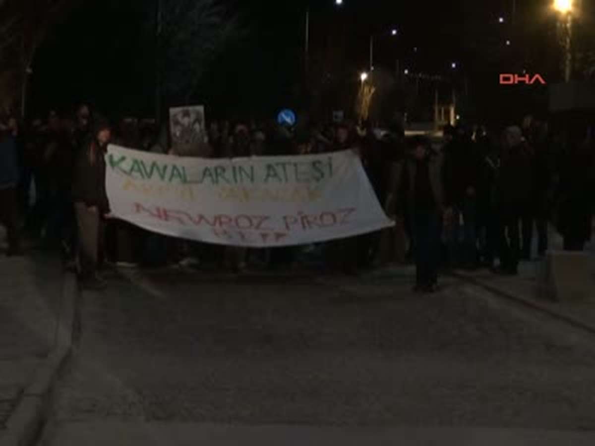 ODTÜ\'lü Bir Grup Öğrenci Nevruz\'u Ateş Yakıp, Halay Çekerek Kutladı