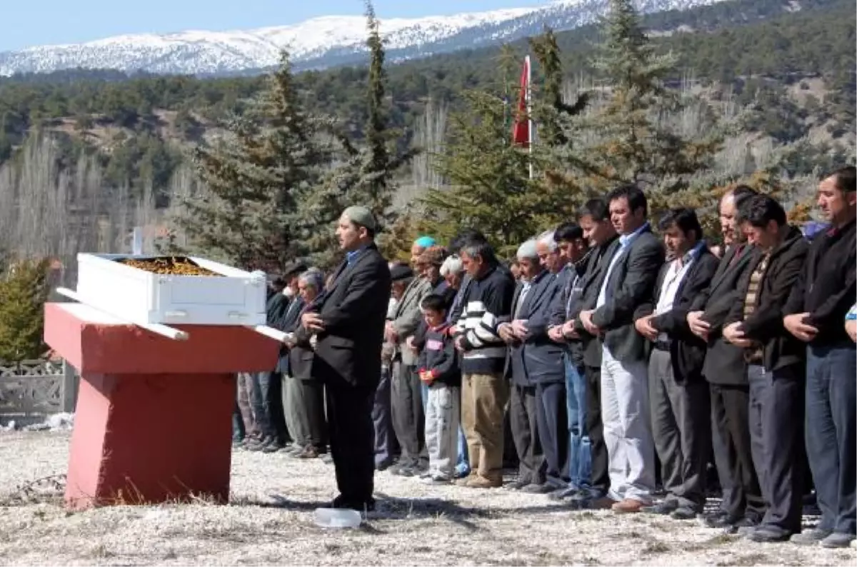 Okul Yolunda Otomobilin Çarptığı Kardeşlerden Biri Öldü, Diğeri Yaralandı