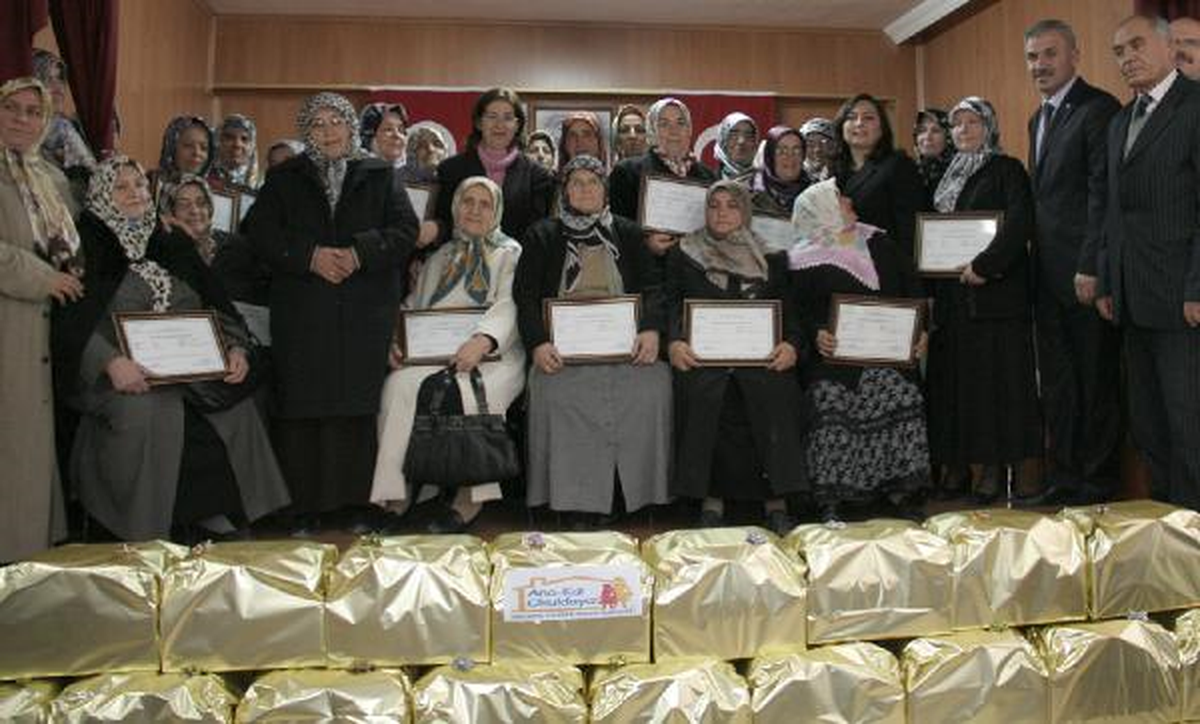 Okuma-Yazmayı Öğrendiler, Porselen Yemek Takımı ile Ödüllendirildiler