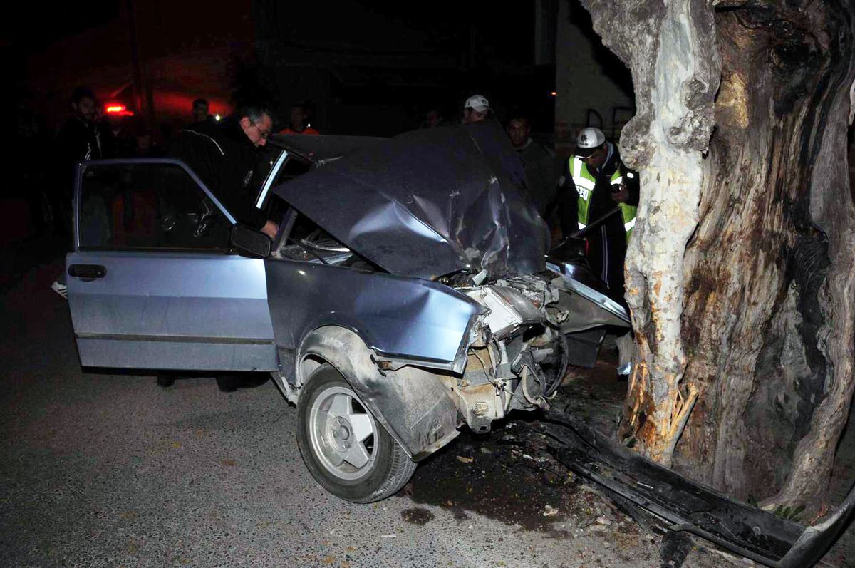 Otomobiliyle Ağaca Çarptı