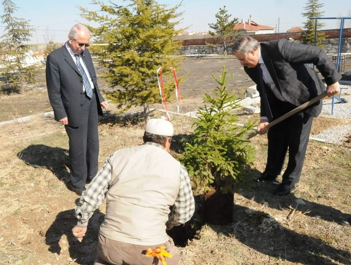 Parmakören Kız Kur\'an Kursu\'nun Bahçesi Ağaçlandırıldı