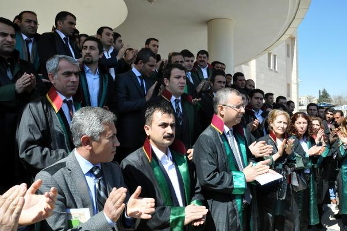 Şanlıurfa\'da Avukatlardan Polise Tepki