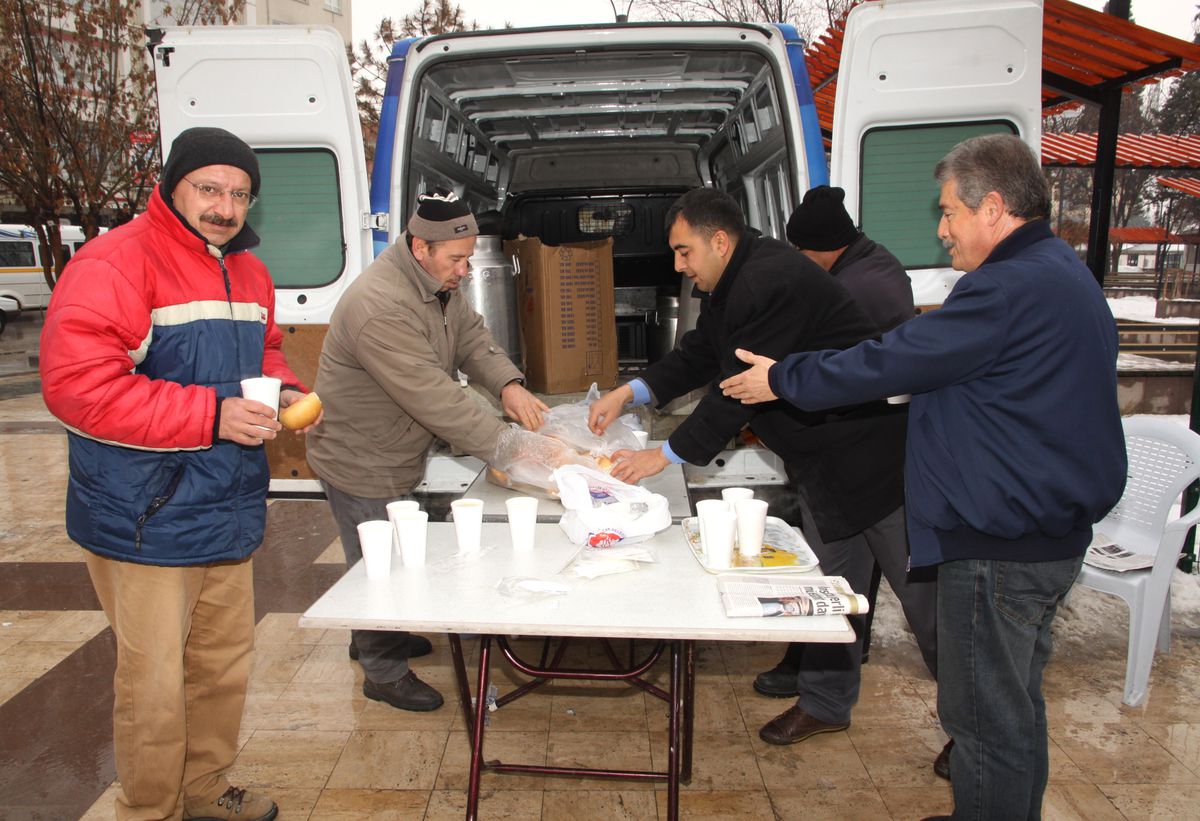 Sincan Belediyesi\'nin Sıcak Çorba Hizmetine Yoğun İlgi