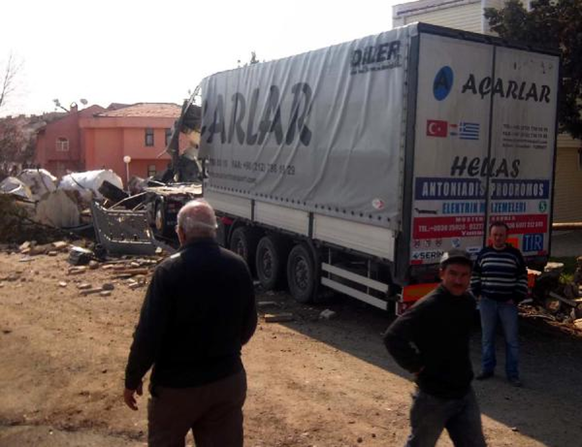 Tır, Yazlıkların Bahçesine Daldı: 1 Yaralı