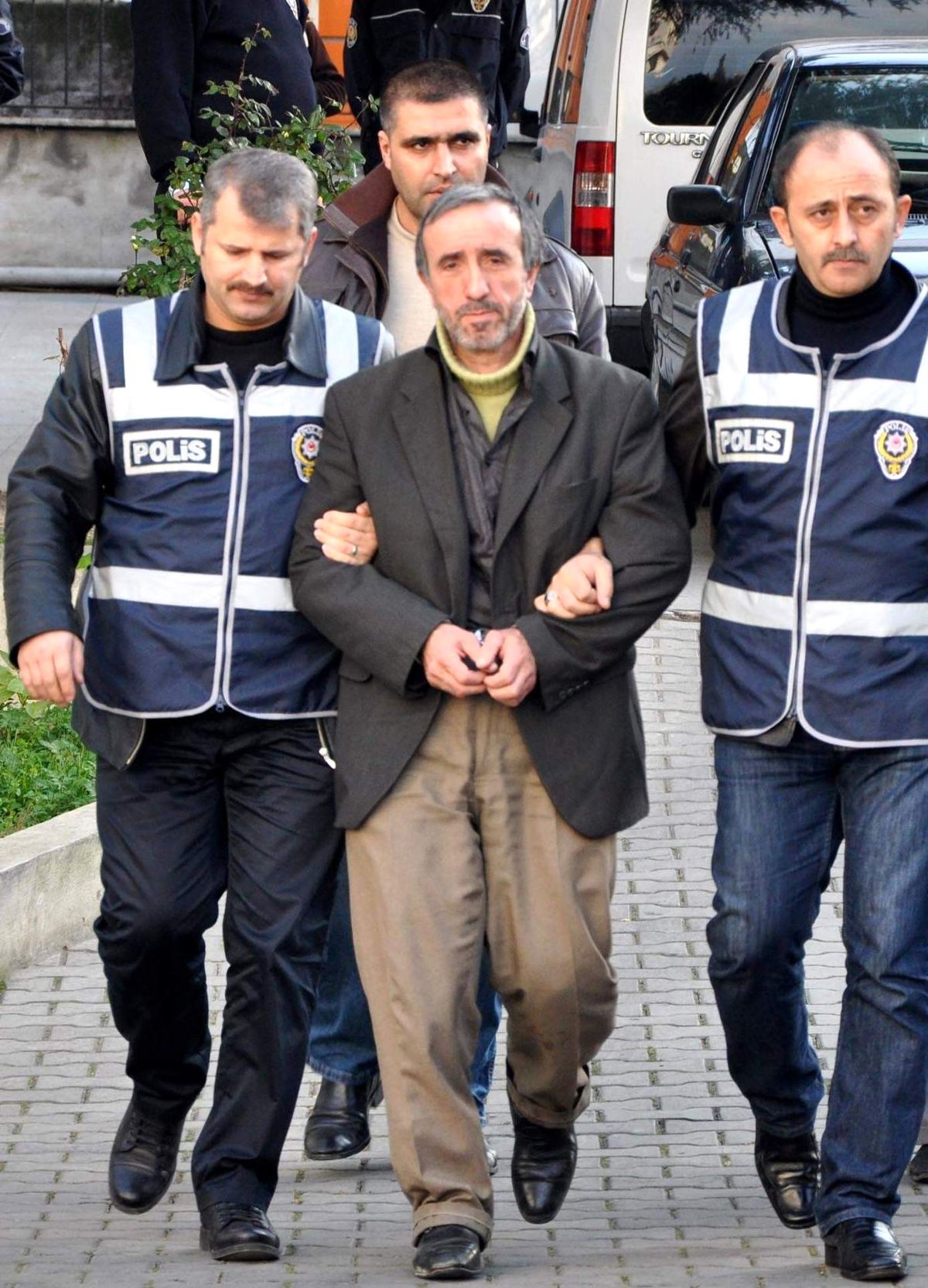 Trabzon\'da Dini Nikahlı Eşini Bıçakla Öldürdüğü İddiasıyla Yargılanan Sanık Hakim Karşısında