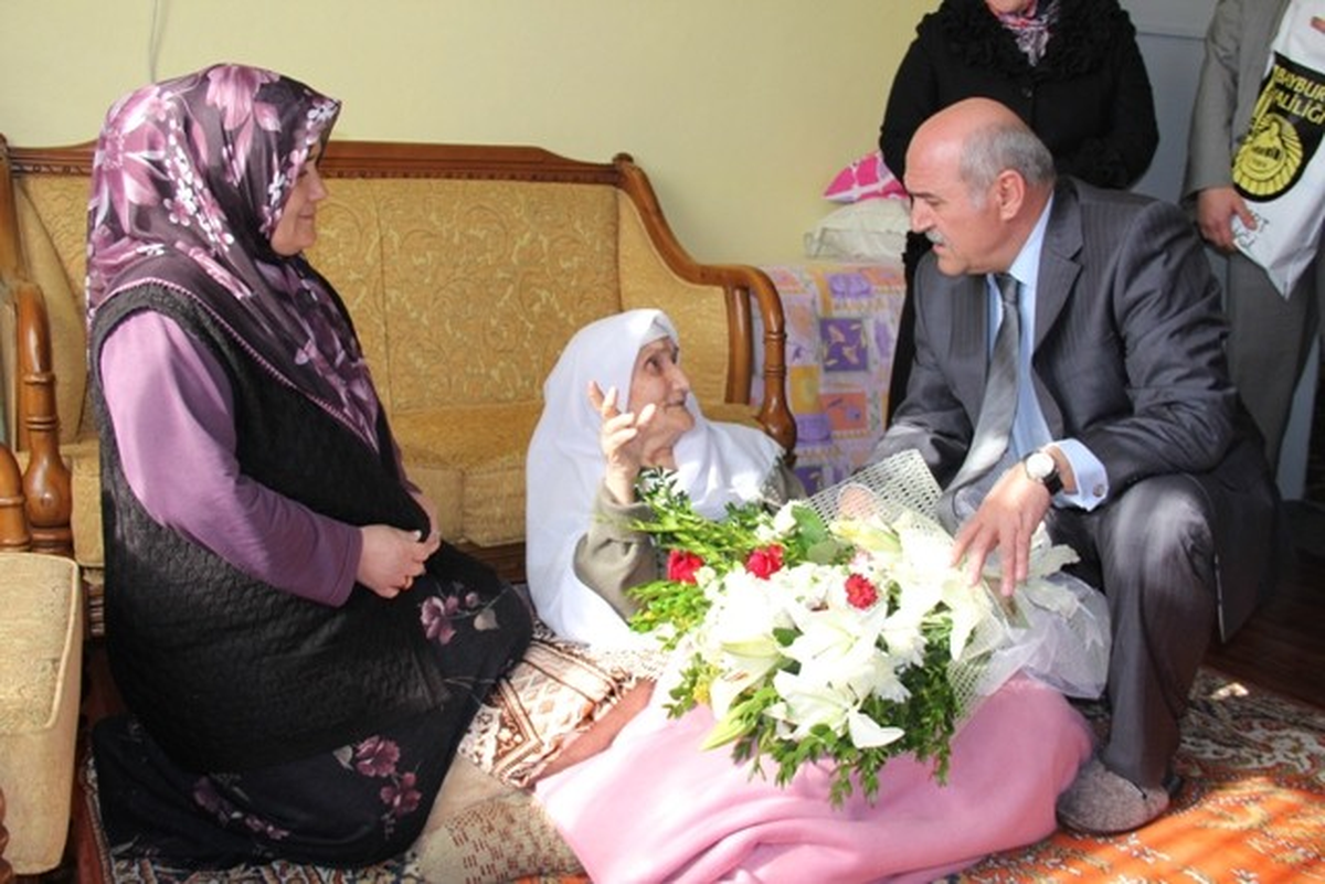 Vali İpek Yaşlıları Unutmadı