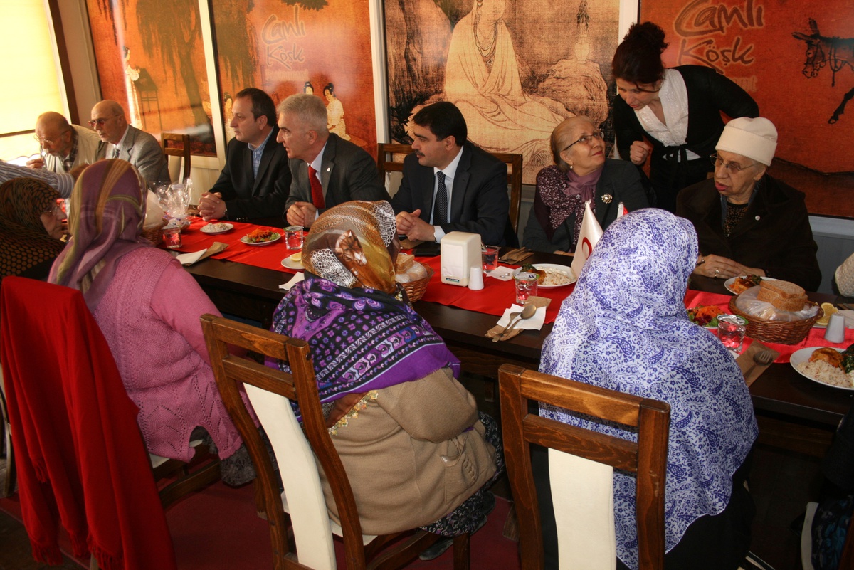 Vali Şahin, Huzurevi Sakinleri ile Yemekte Bir Araya Geldi