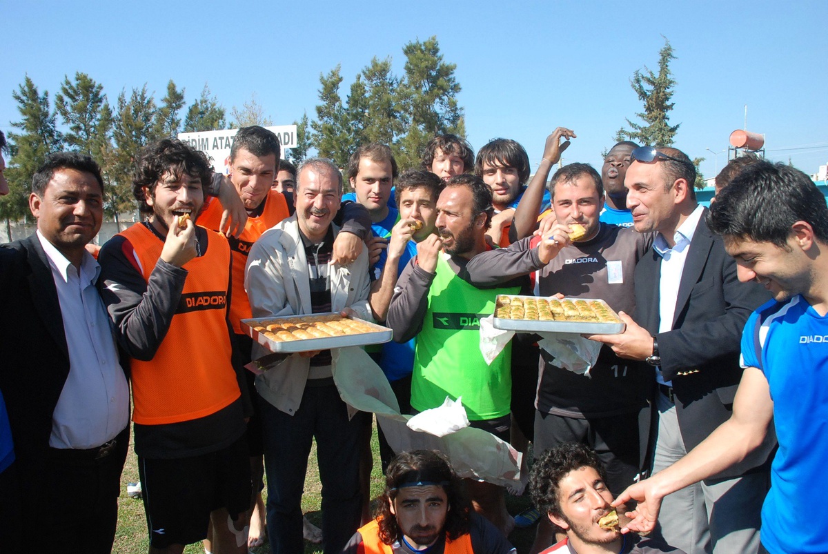 Yenihisarspor\'dan Didim Belediyespor\'a Baklava Jesti