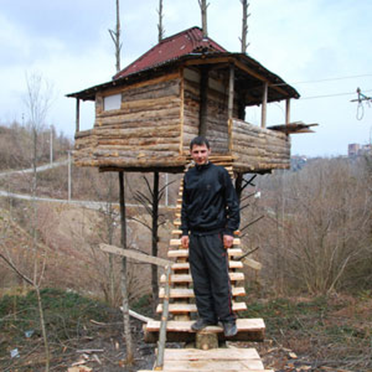 4 Ağaç Arasına Ahşap Ev