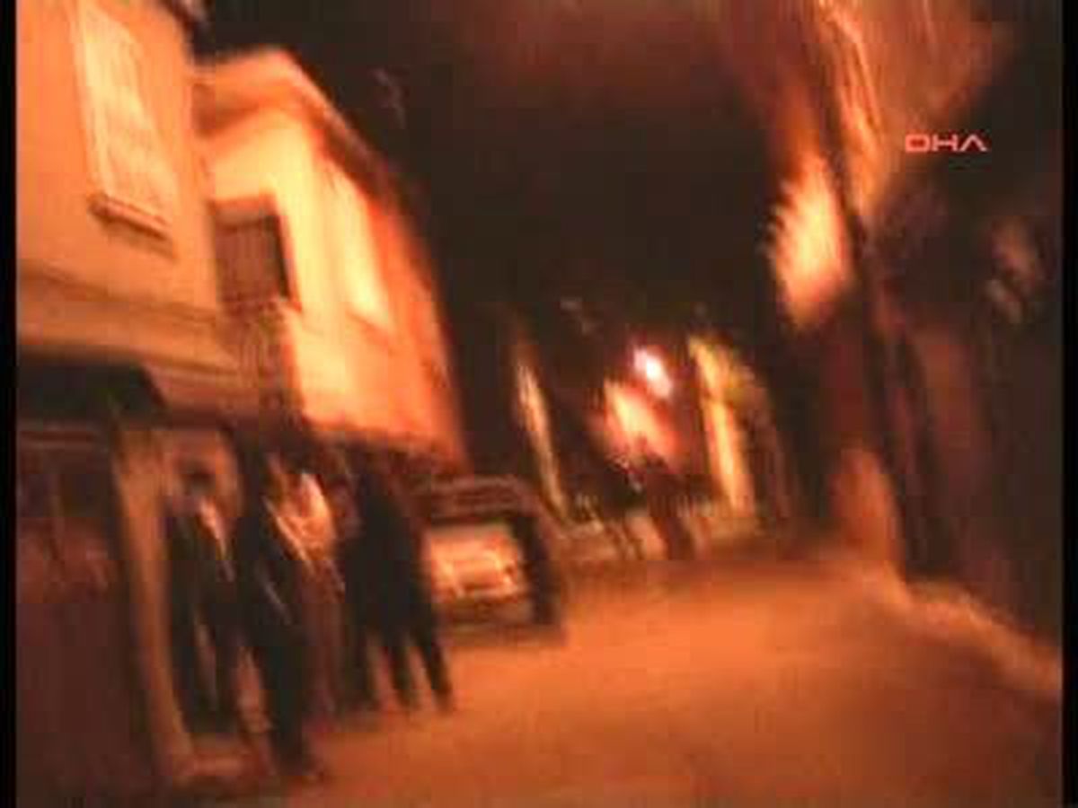 Adana\'da Polisin Bir Eve Yaptığı Baskın Sırasında Çıkan Çatışmada İki Polis Yaralandı.