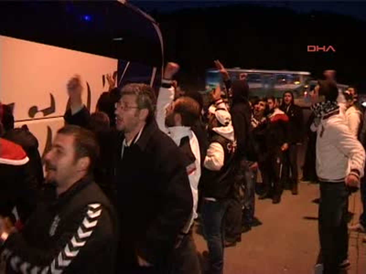 Beşiktaş\'a Alkışlı Protesto