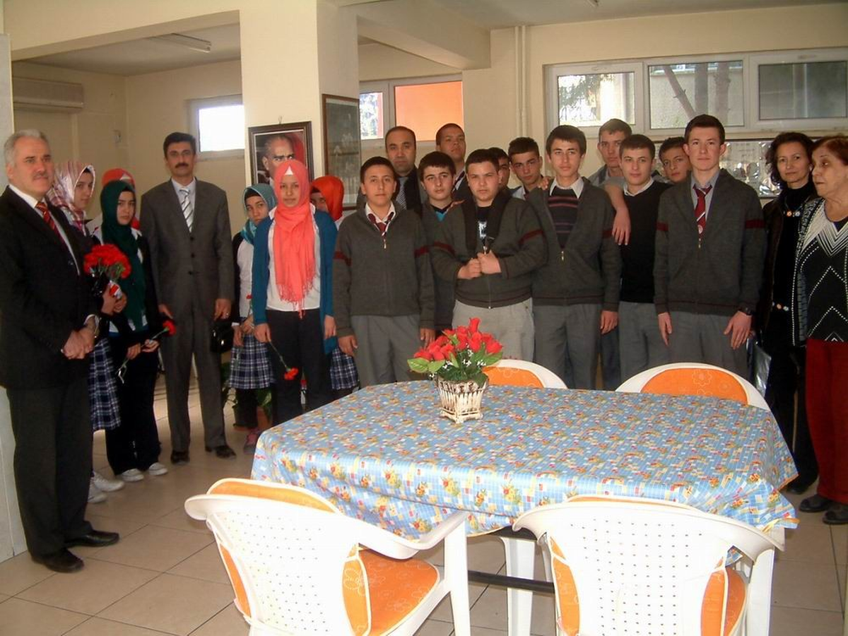 Burhaniye\'de Liseli Gençlerden Huzurevi Ziyareti