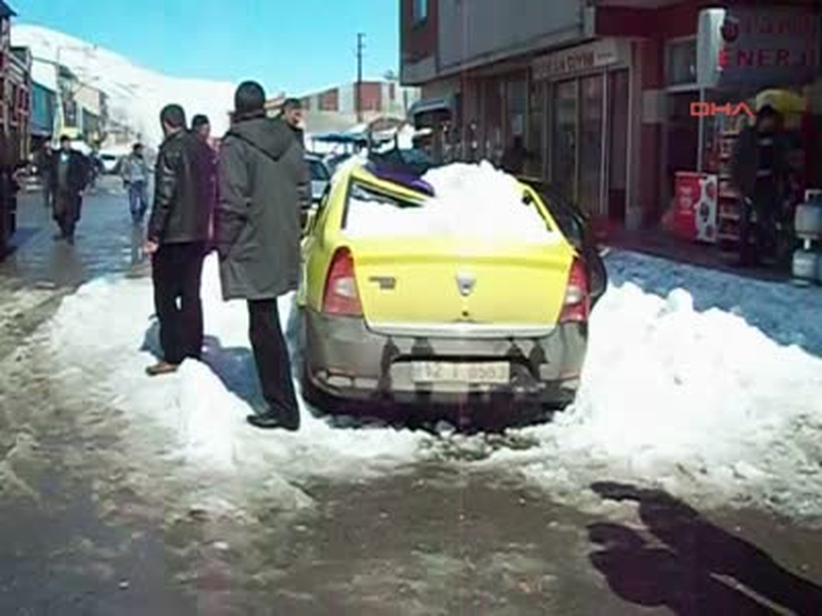 Çatıda Birikip Düşen Kar, Az Daha Can Alıyordu