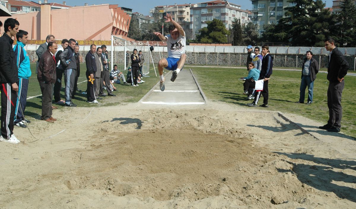 Çorlu\'da Okullar Arası Atletizm Yarışmaları Başladı