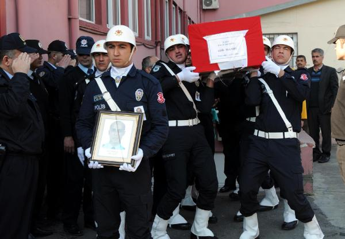 Cudi\'de Şehit Olan Polis Gözyaşlarıyla Köyüne Uğurlandı