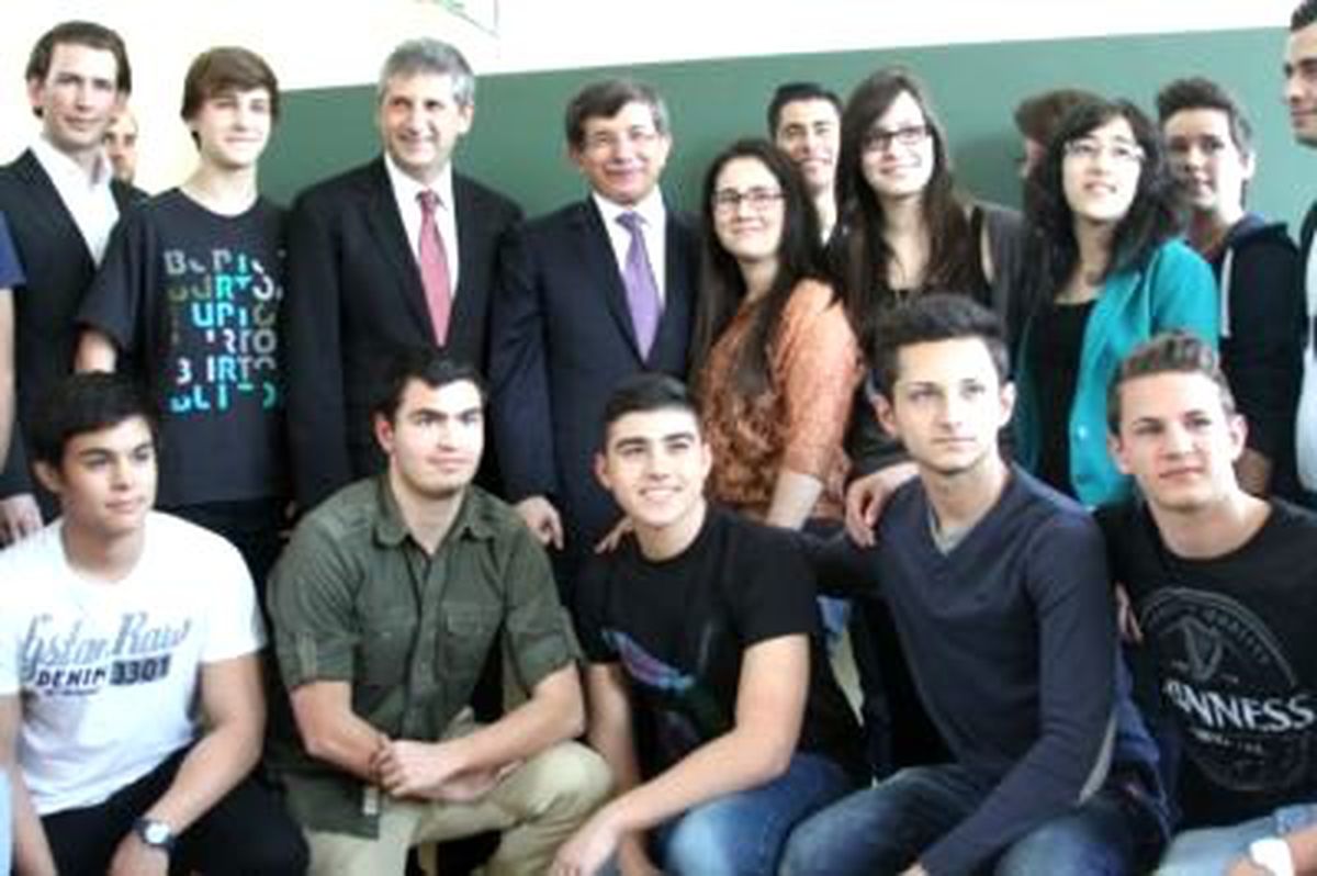 Davutoğlu, Viyana\'da Okul Ziyaret Etti