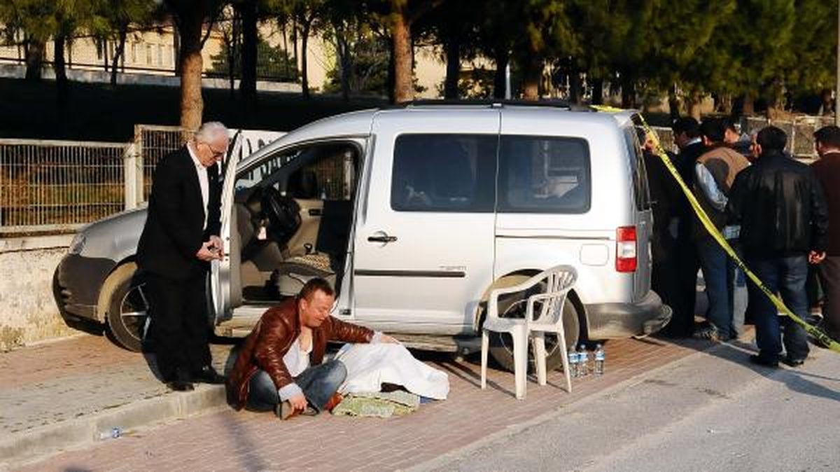 Direksiyonda Kalp Krizinden Ölen Babasının Başında Ağıtlar Yaktı