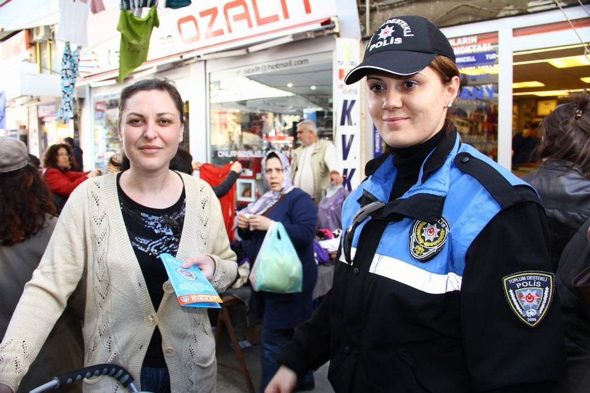 Edremit Polisi Halkı Bilinçlendiriyor