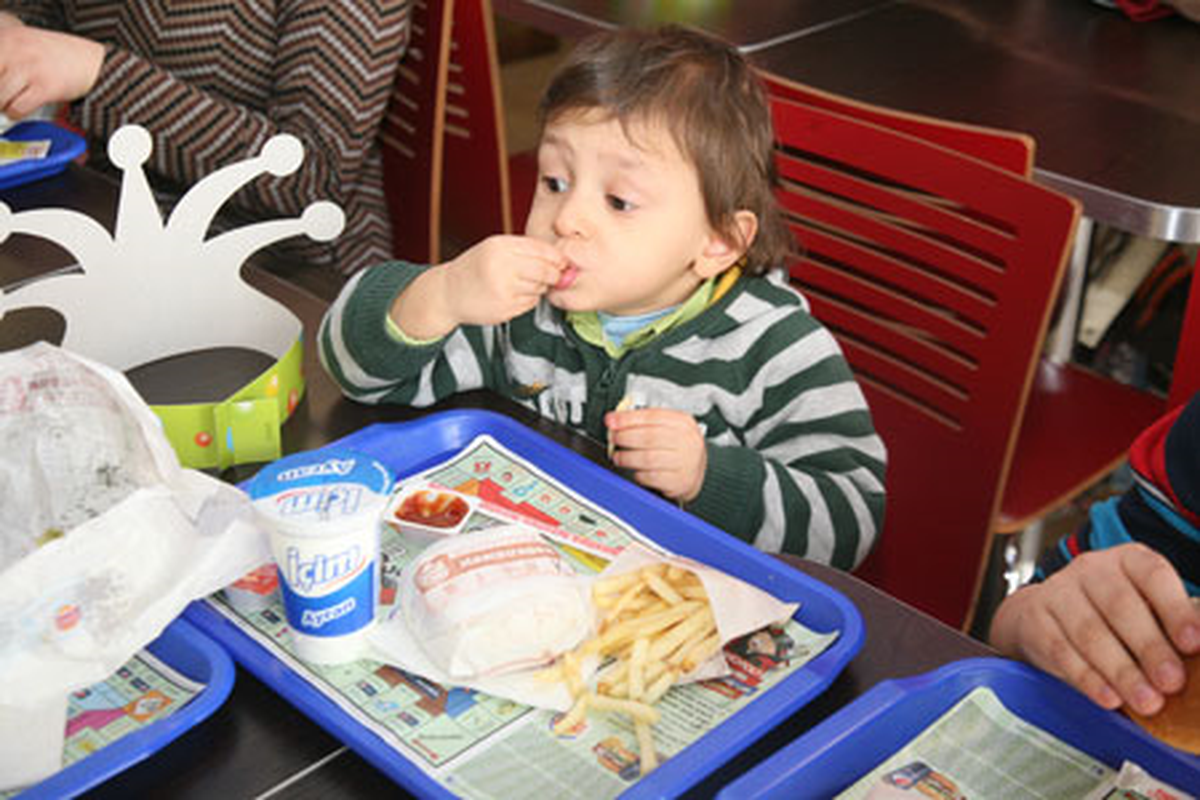 Engelli Çocuklara Hamburger Süprizi