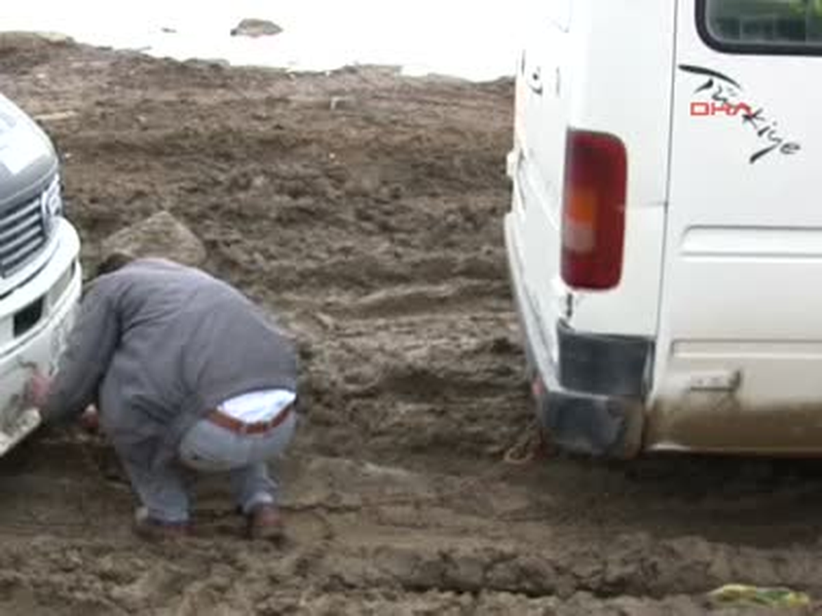 Eriyen Kar Suları Yolları Bataklığa Çevirdi