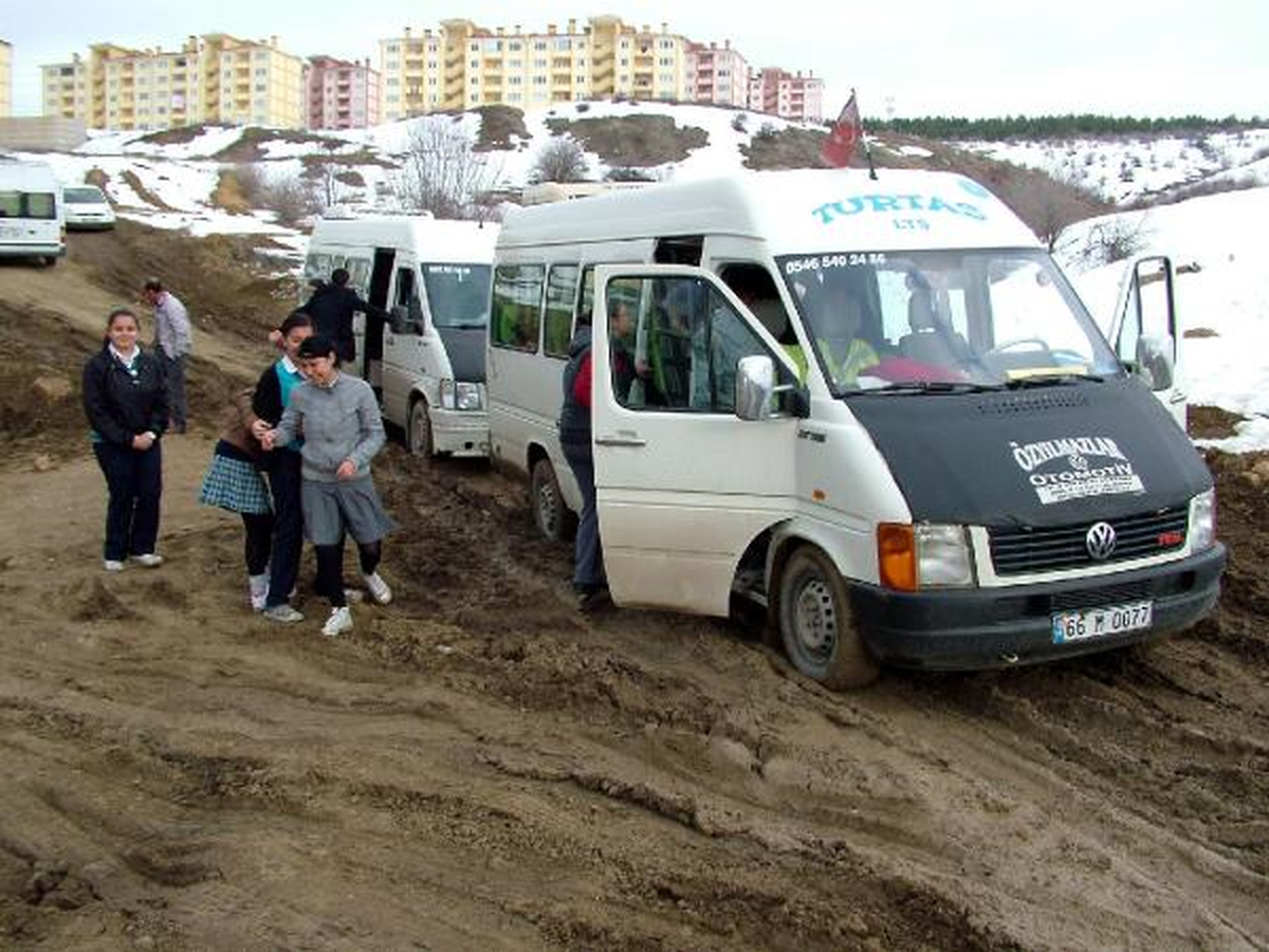 Eriyen Kar Suları Yolu Bataklığa Çevirdi