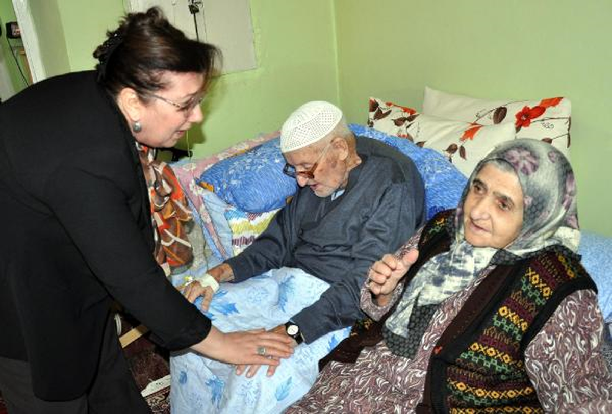 Evliliklerinin 72\'nci Yılını Kutladılar