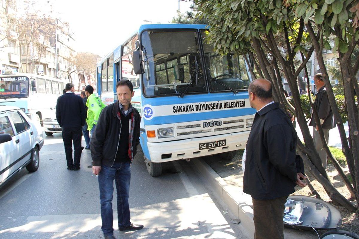Freni Boşalan Minibüs Kaldırıma Çıktı