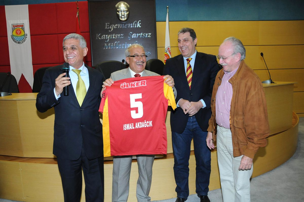 Galatasaraylılardan Başkan Kocamaz\'a Forma