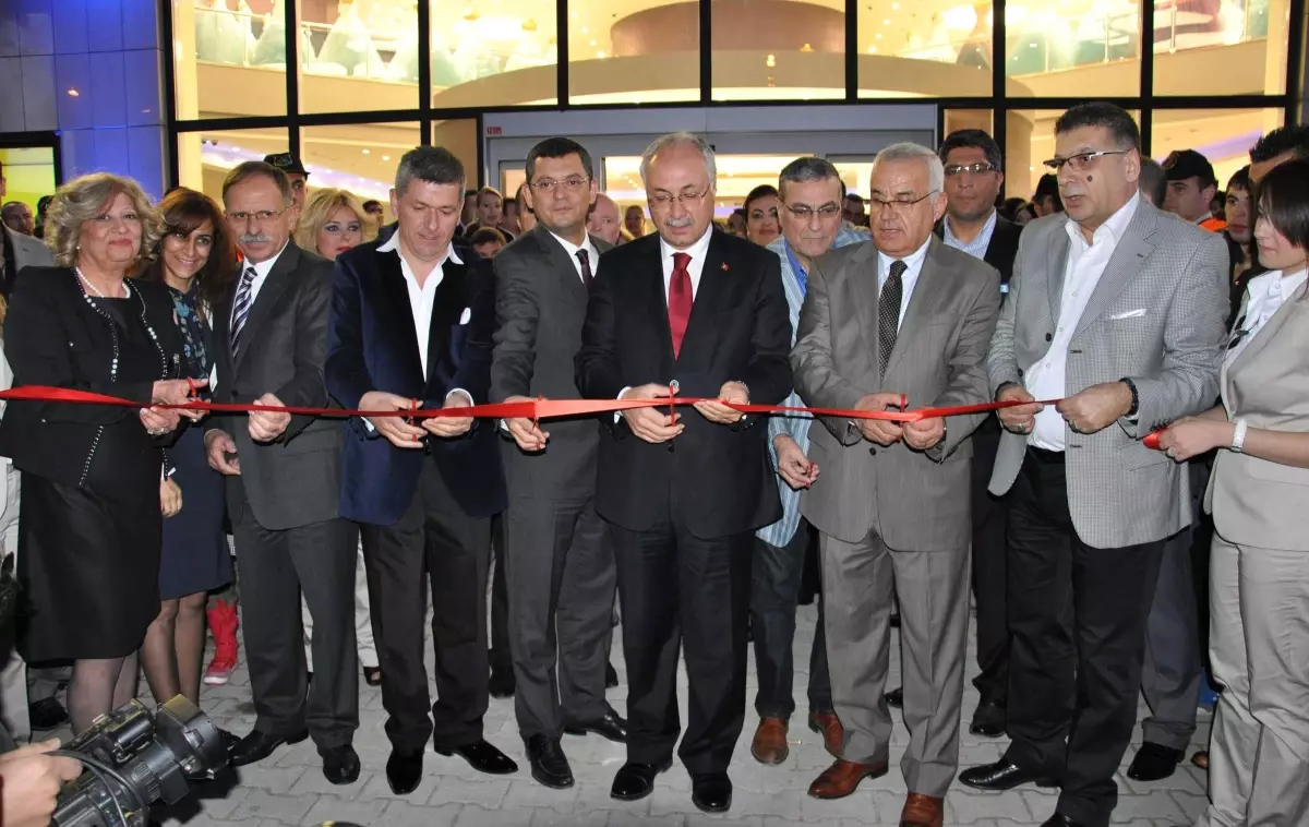 Gelinlik Defilesine Yoğun İlgi