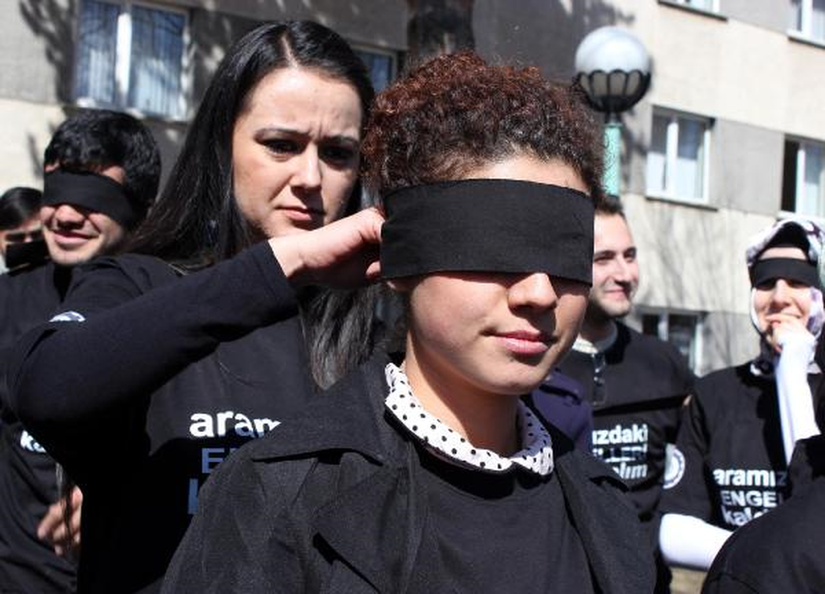 Gözlerini Siyah Bantla Kapatıp, Karayolunda Yürüdüler