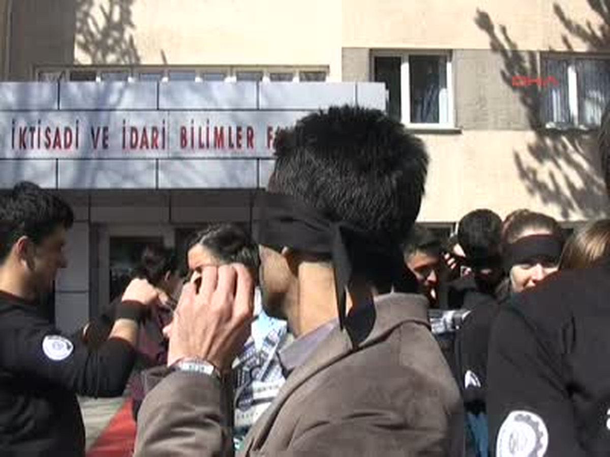 Gözlerini Siyah Bantla Kapatıp, Karayolunda Yürüdüler