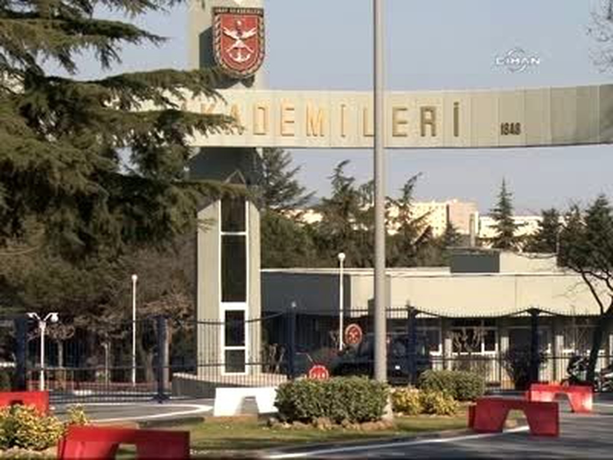 Harp Akademisi\'ne Gizemli Ziyaret