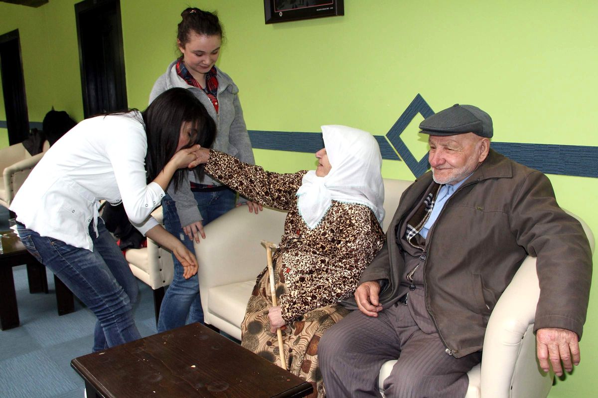 Huzurevi Sakinlerine Eğlence