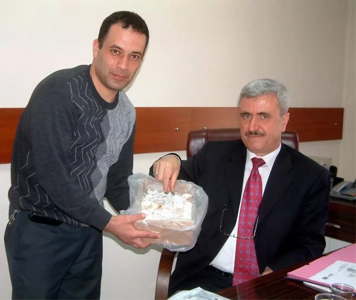 İkizleri Olunca Sandıkla Lokum Dağıttı