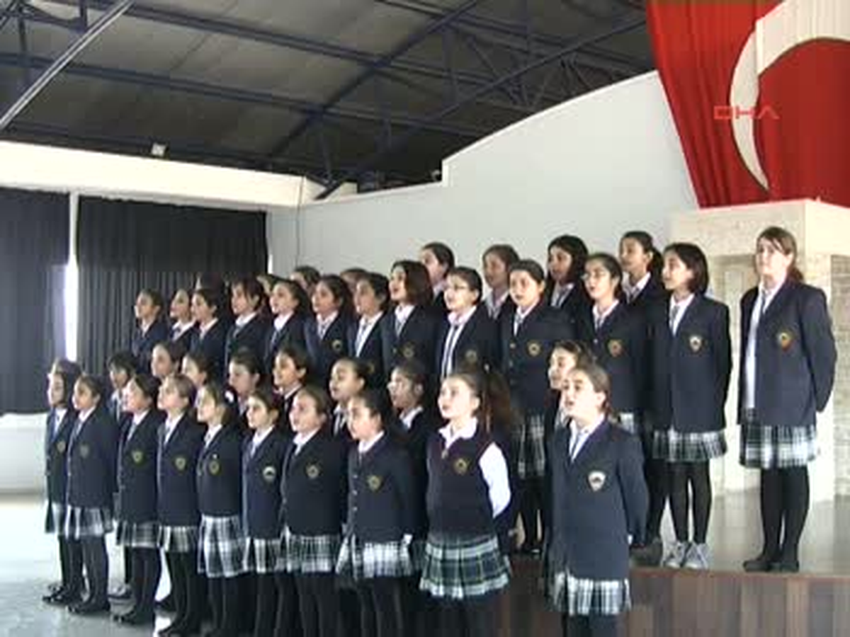 İlköğretim Öğrencileri \'Andımız\'ı Müzik Eşliğinde Söylüyor