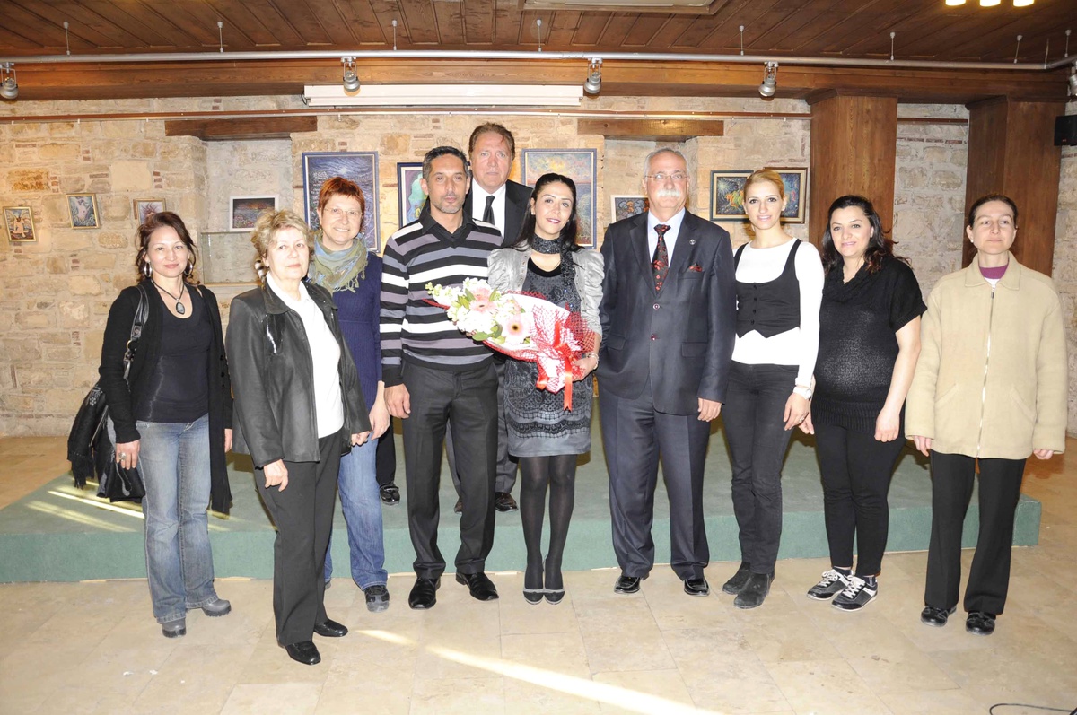 İzmirli Naif Kuşadası\'nda Ressam Sergi Açtı