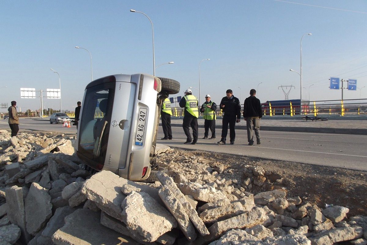 Karaman\'da Virajı Alamayan Otomobil Devrildi: 1 Yaralı