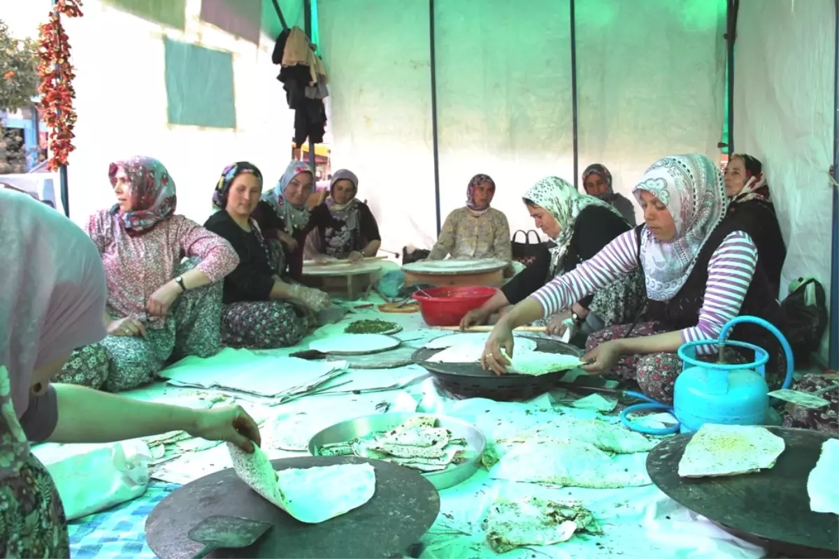 Köyden Gelip İlçede Kermes Yaptılar