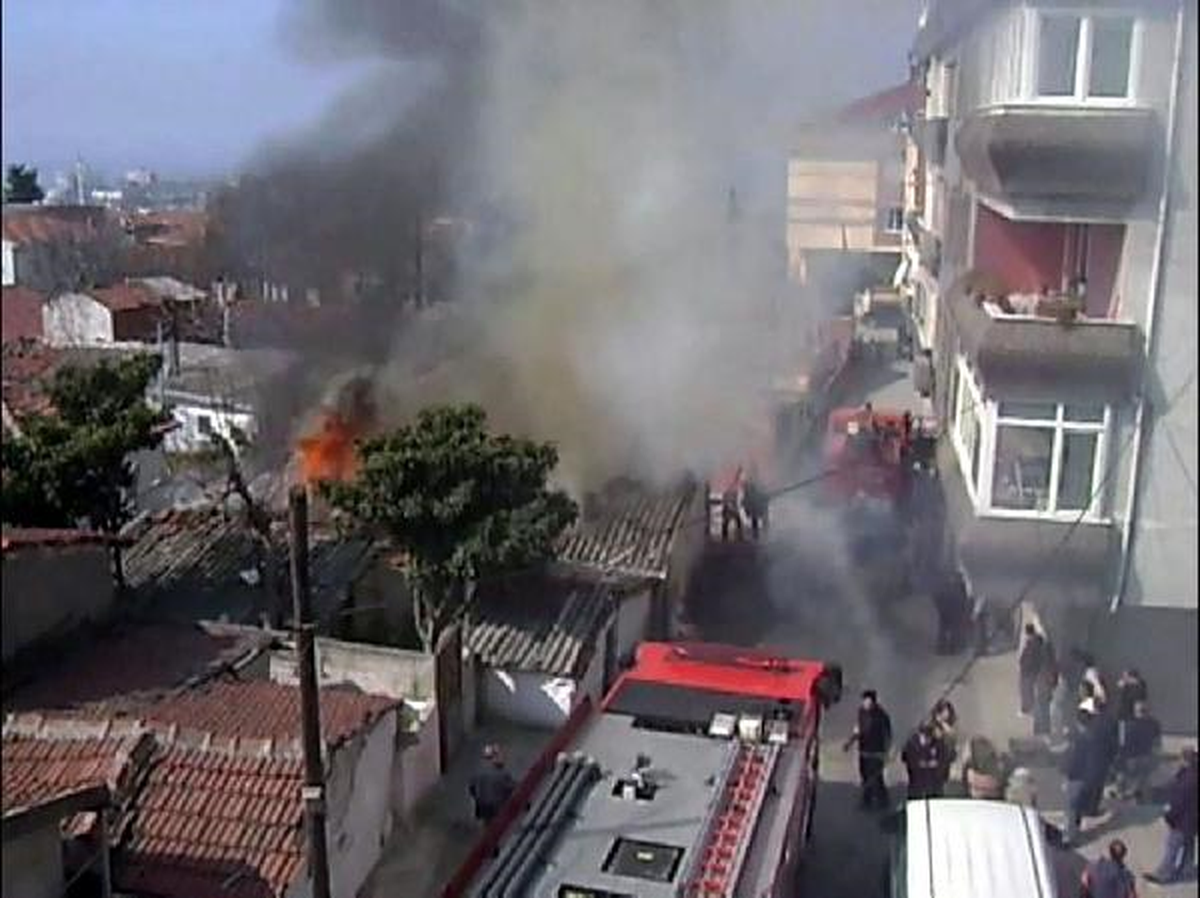 Küçükçekmece\'de Gecekondu Yangını: 1 Ölü