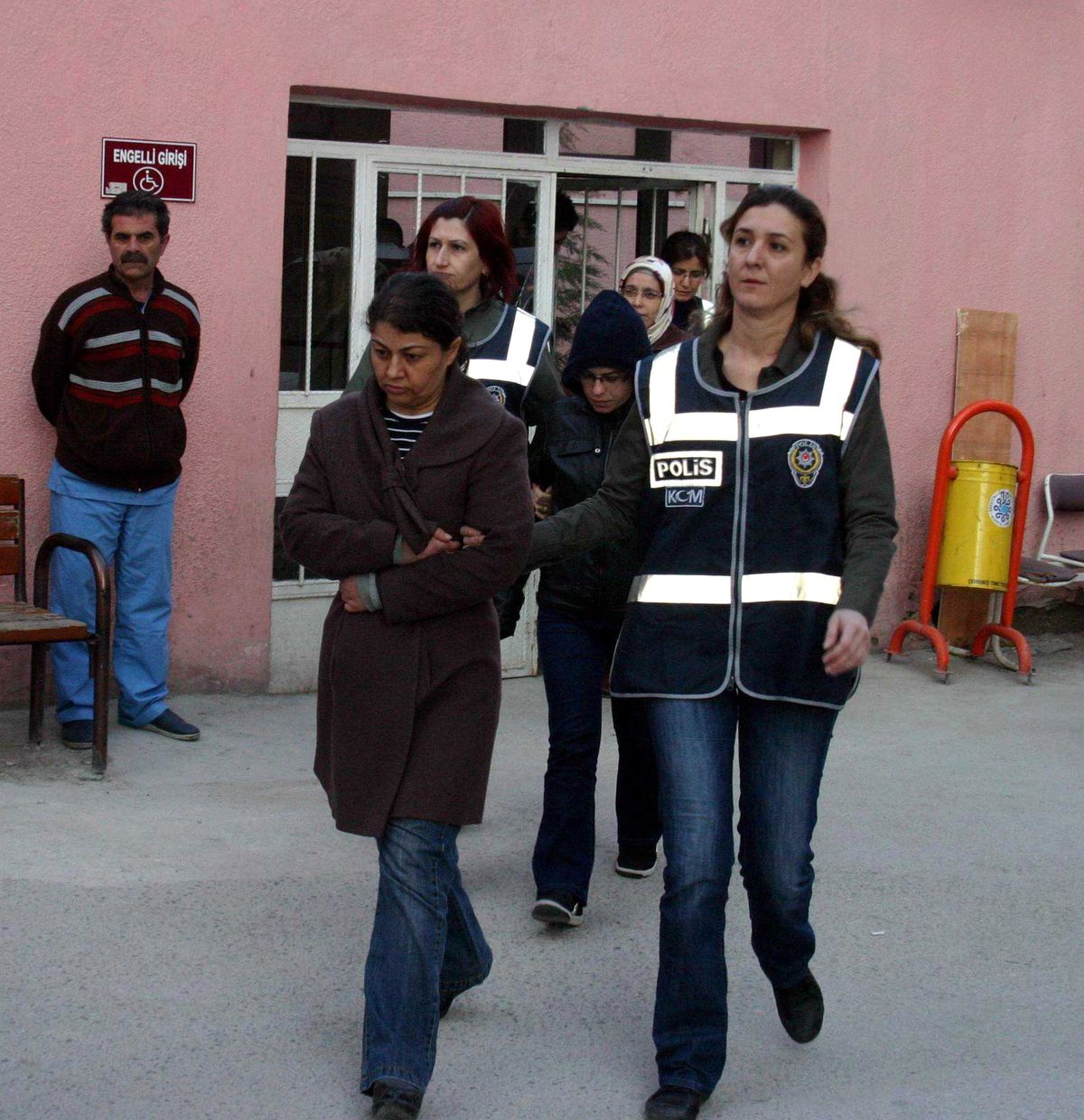 Küpeli Dolandırıcılar Adliyeye Sevk Edildi