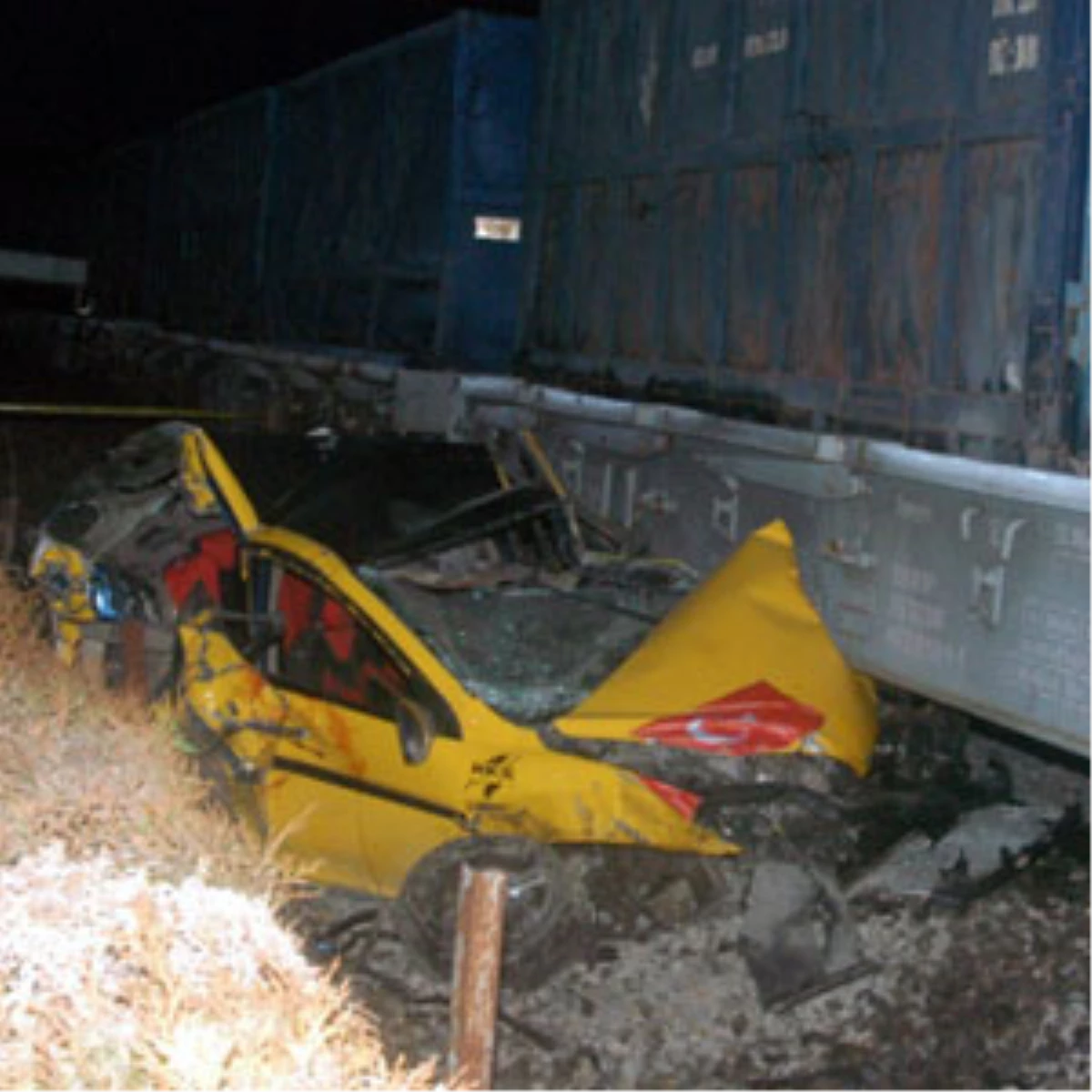 Kütahya\'da Yük Treniyle Taksi Çarpıştı: 4 Ölü, 1 Yaralı